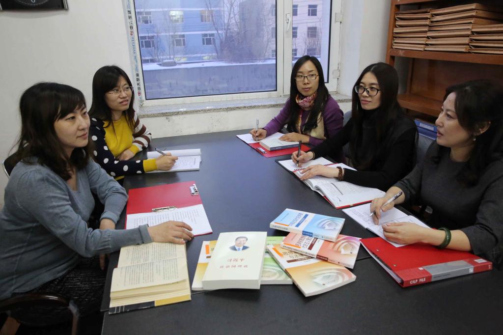 参赛教师集中交流学习
