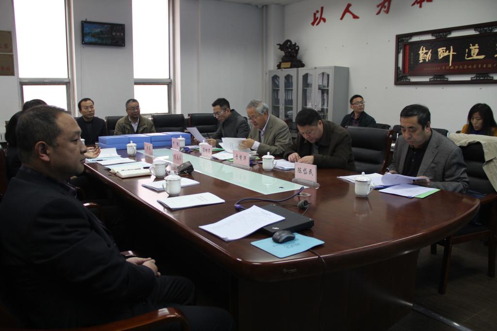 专家审阅评估材料现场